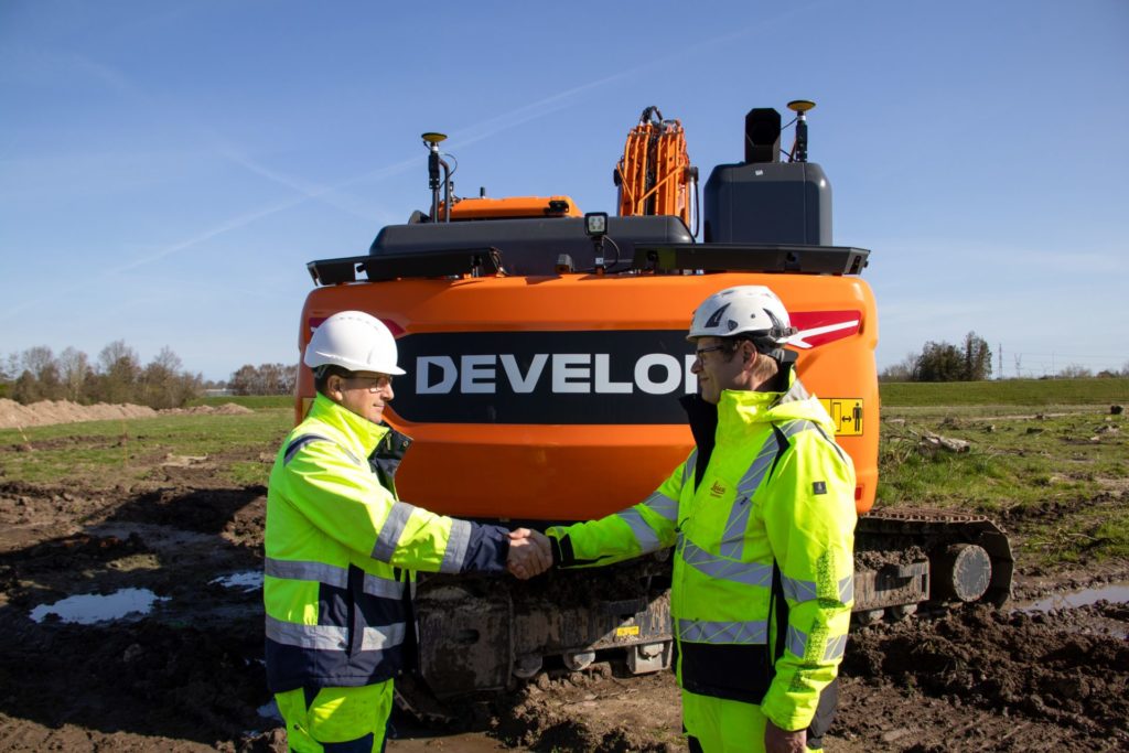 Develon Leica Geosystems DX225LC-7X