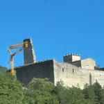 Camerino, partono i lavori per il restauro della Rocca di Varano. In cantiere svetta una gru Potain