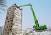 Sennebogen 870 E per la demolizione controllata di un edificio di 11 piani