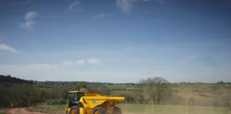 JCB presenta il dumper articolato ADT 715